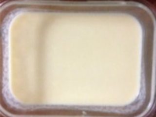 芒果班戟,将搅拌好的蛋液加入到面粉牛奶糊中，再加入油搅拌均匀，最后将面粉糊过筛待用。