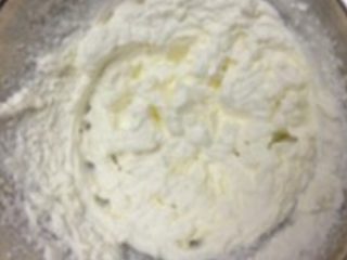 芒果班戟,如图：
鲜奶油打发，将40克的白砂糖分3次加入（奶油呈凝固的固体状）