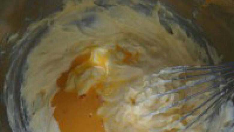 清甜水果塔,回温后的鸡蛋，打在小碗里用筷子打散，取约25g，分两次加入大碗中，每次都用打蛋器混合致乳化融合