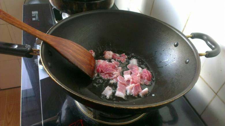 芹菜粉儿,炒锅倒油烧热，放入肉片儿炒至变色；