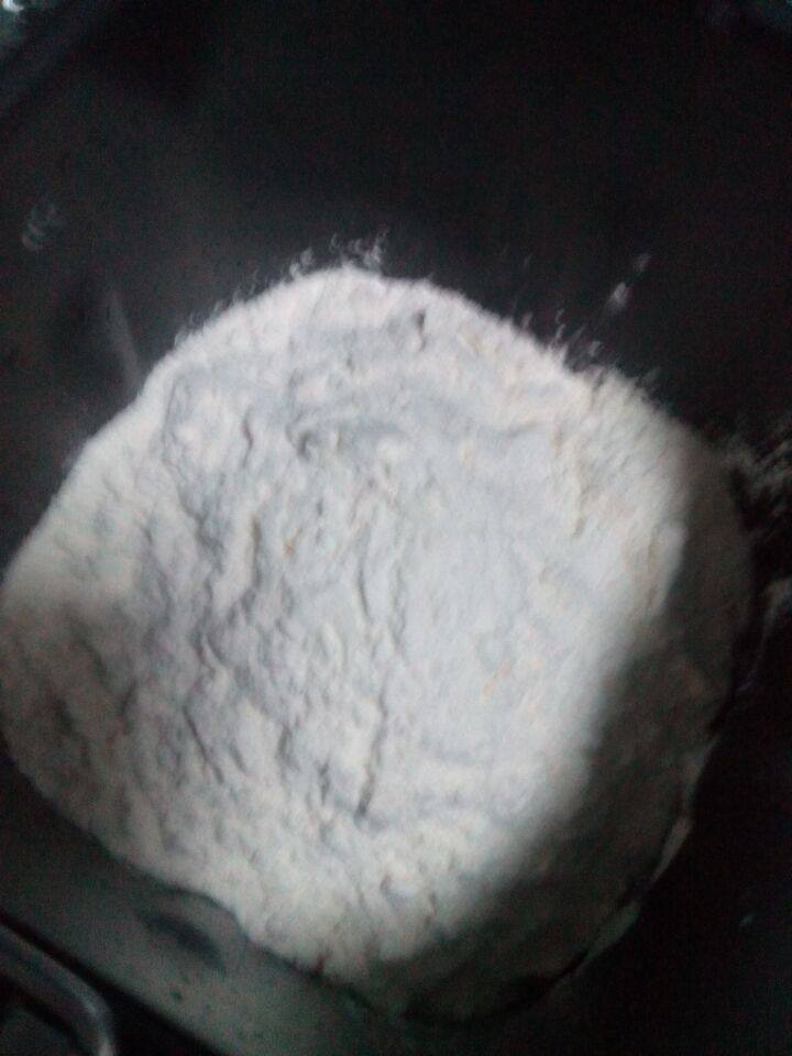 面包机版甜面包,加入高筋面粉2.8杯。