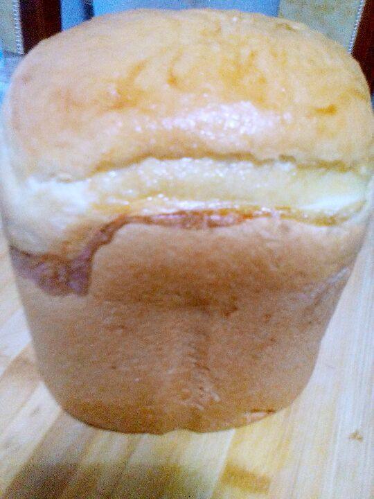 面包机版甜面包,还有20分钟好时，刷上蛋清。面包好后，倒出。
