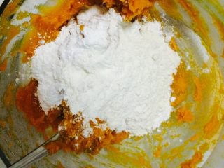南瓜豆沙饼,加入绵白糖，想吃甜点就多放点，面粉少量，糯米粉按南瓜泥的粘手程度放，直到不粘手就好了。