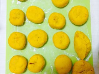 南瓜豆沙饼,做好，待煎。也可以用油炸。有小孩做的，形状特搞笑。