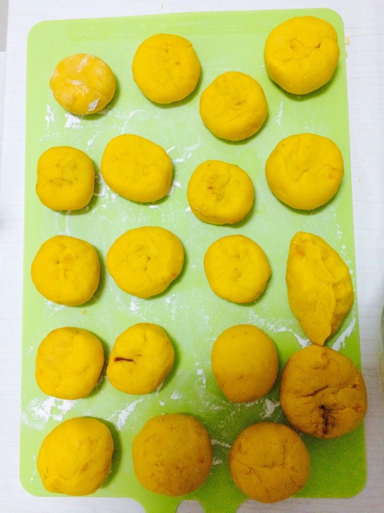 南瓜豆沙饼,做好，待煎。也可以用油炸。有小孩做的，形状特搞笑。
