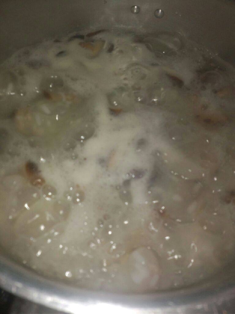 香菇皮蛋肉碎粥,粥煲快好时倒入肉碎，皮蛋，香菇，姜片煮滚