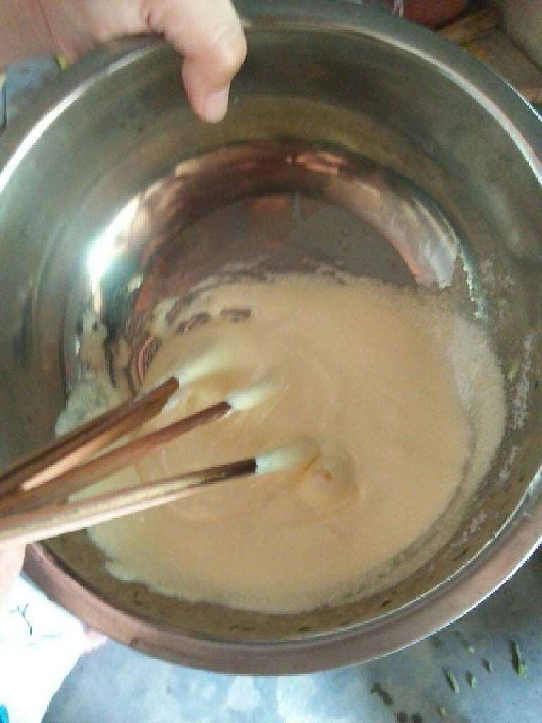 自制冰淇淋,倒入充好的奶粉  （或加热过的牛奶）边倒边搅拌