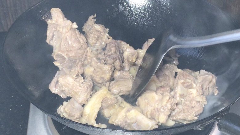 莲藕炖羊肉,再起锅热油，放入羊肉炒干水分，将肥油煎出油