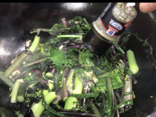 麻辣红菜苔,放入椒盐，翻炒均匀至入味（喜欢重口味的可以加点点盐）