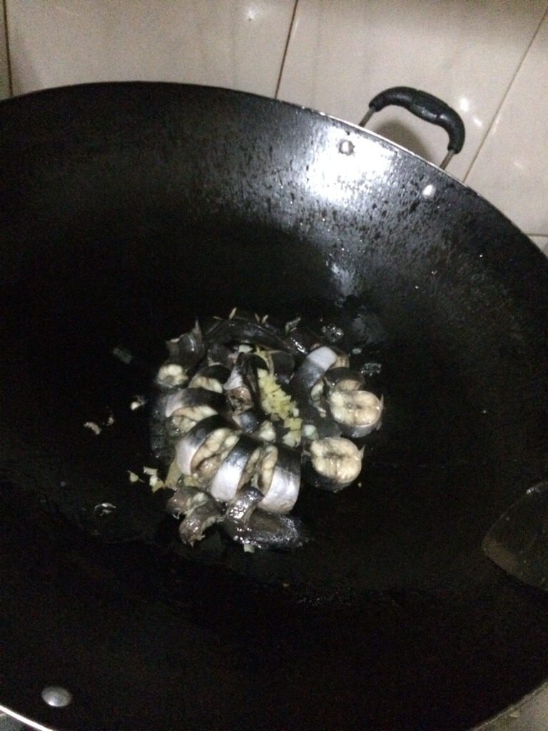 潮式海鳗鱼,放入蒸好的鳗鱼。盖上盖子。3分钟后。翻过一面。