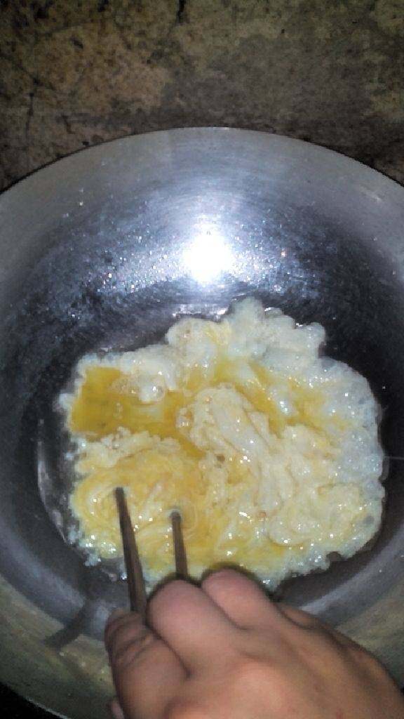 蛋炒饭,锅内放油  油热倒入答好的鸡蛋  用筷子快搅  搅成鸡蛋碎  盛出备用