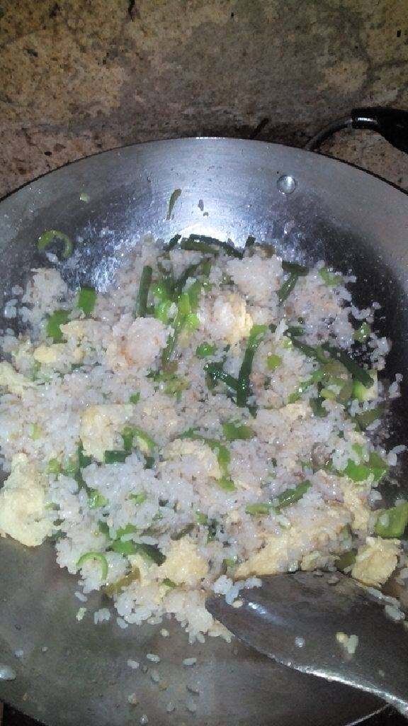 蛋炒饭,大米炒散放入炒好的鸡蛋碎