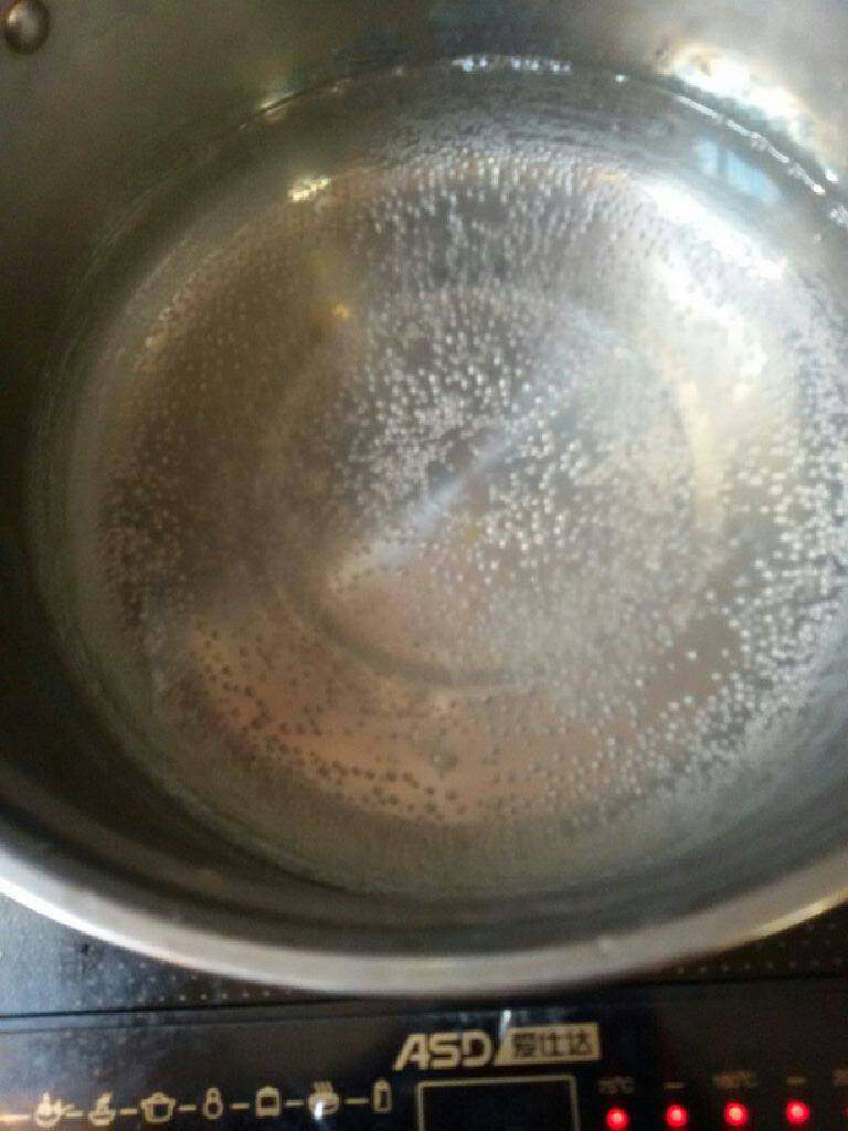 豌豆凉粉,把剩下5碗水倒入锅中烧开。