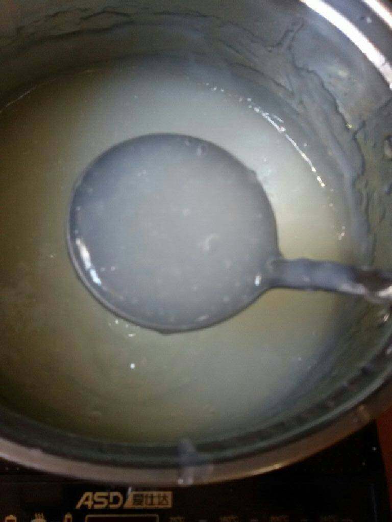 豌豆凉粉,将搅拌好的糊缓缓倒入锅中，一边倒一边不停搅动，待烧开冒泡后转小火，继续搅动煮至糊透明即可。