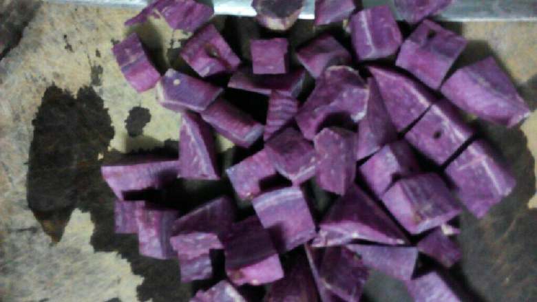 紫薯五谷杂粮粥,紫薯切块