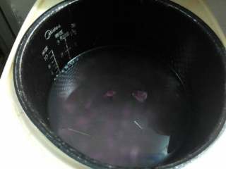 紫薯五谷杂粮粥,加入材料的三倍水。盖好盖子熬至熟