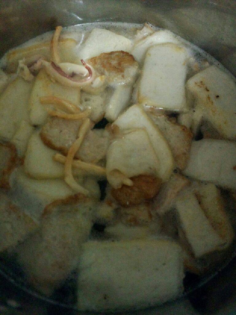 杂锦薯粉汤,炒好锅加水放入一起大火煮滚，在调小火煲十分钟