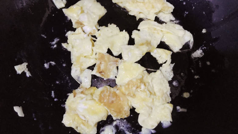 白萝卜炒鸡蛋,至蛋液凝固后用锅铲打成块，盛起