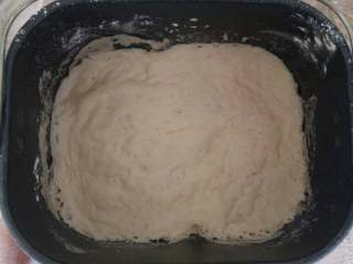 糖三角,放入水，放在面包机里发酵1个半小时