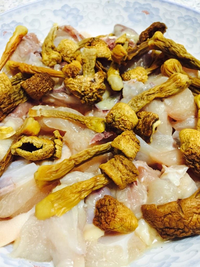 姬松茸蒸草鸡,如图把泡软的姬松茸撕开，鸡肉用鸡精盐糖生粉油调味