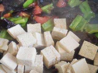 炖冻豆腐,加入冻豆腐