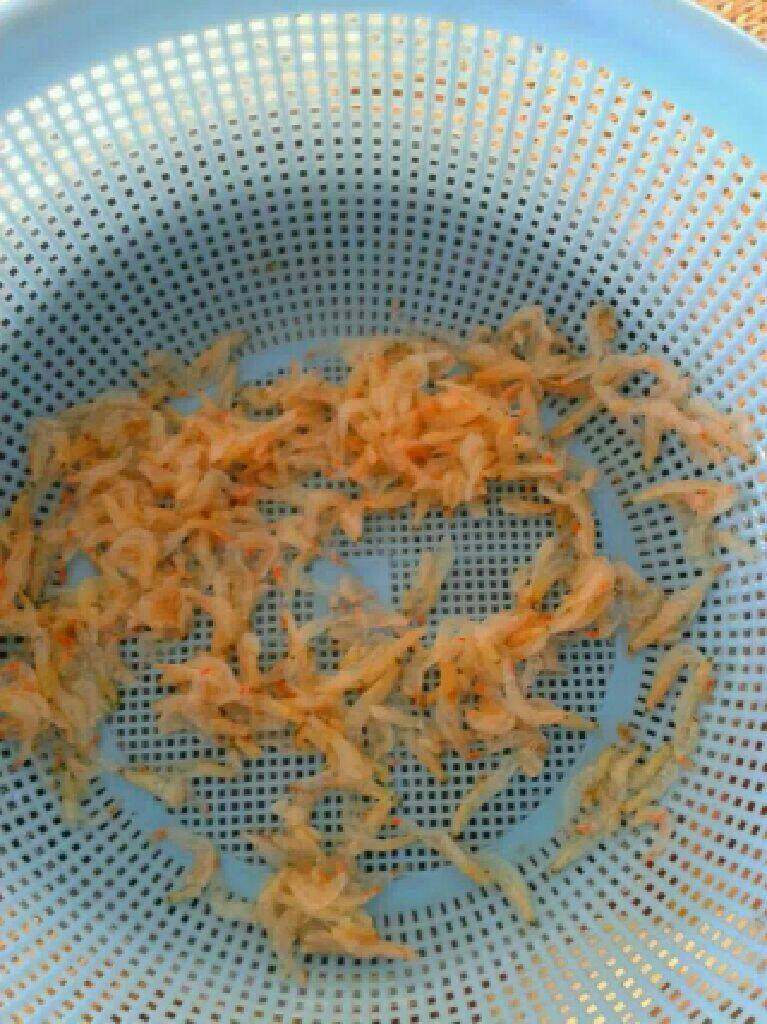 自制虾皮味精,用筛子洗几次干净以后沥干水分