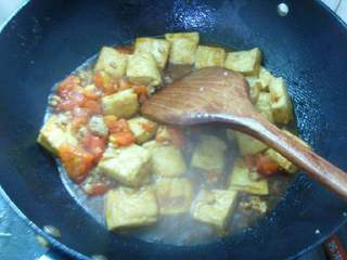 番茄豆腐,倒入煎好的豆腐；