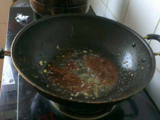 酱炒椒蛋,炒锅再次倒少许油烧热，挤入适量豆瓣酱炒散；