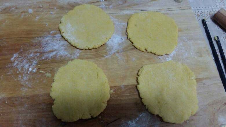 黄金玉米面饼,常温下，一夜发酵，早上把面团干成小饼
