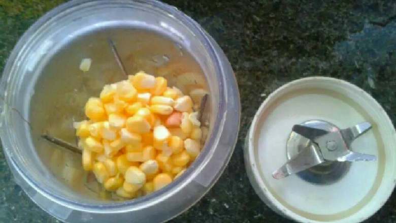 奶香玉米汁,洗干净以后放入料理机