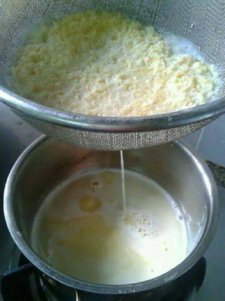 奶香玉米汁,用筛子把渣隔出来。倒入奶锅煮