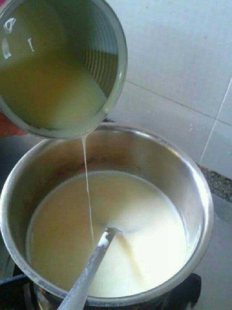 奶香玉米汁,煮开以后倒入适量炼乳