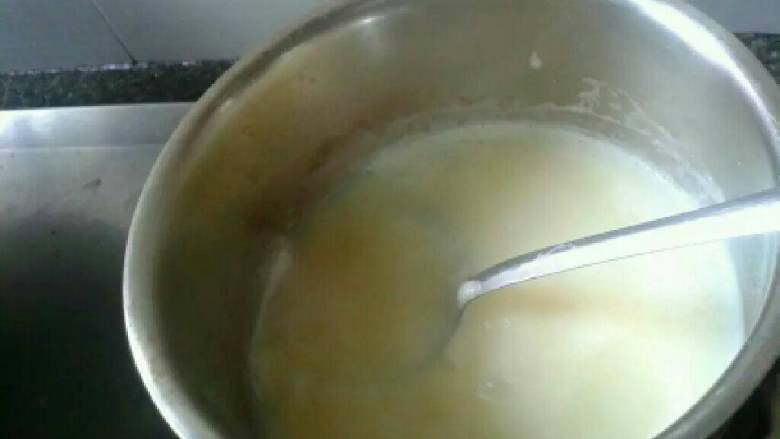 奶香玉米汁,把表面的泡泡撇去。煮开以后再煮2分钟即可