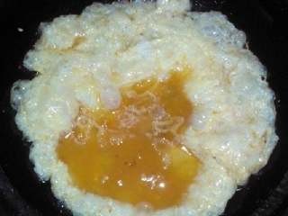 西红柿炒鸡蛋,锅内放油  油热倒入鸡蛋  起泡翻面  直到没有蛋液时盛出来  
