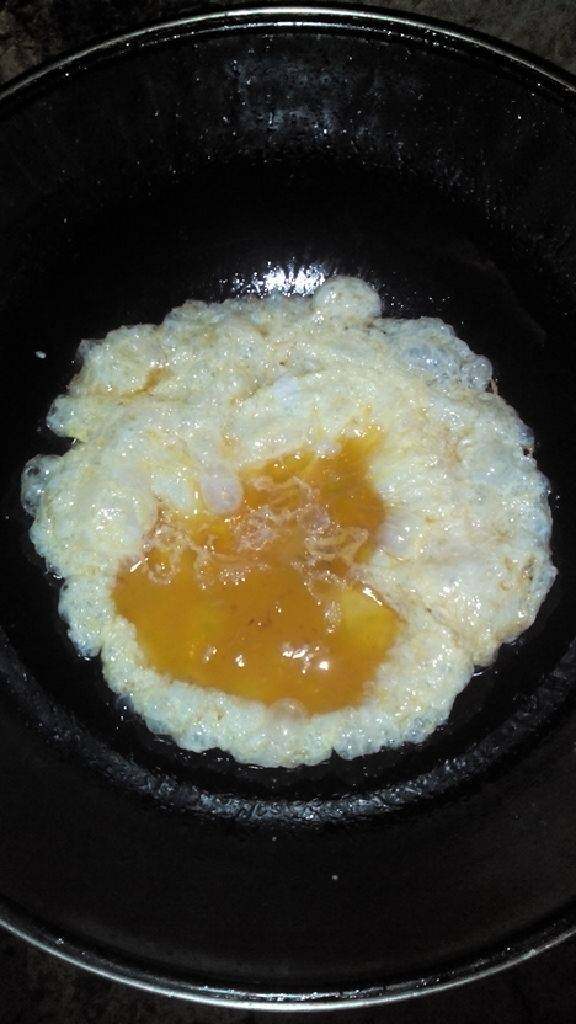 西红柿炒鸡蛋,锅内放油  油热倒入鸡蛋  起泡翻面  直到没有蛋液时盛出来  