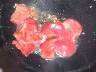 西红柿炒鸡蛋,鸡蛋出锅后放入番茄翻炒  番茄出汁后放盐  调料  翻匀  