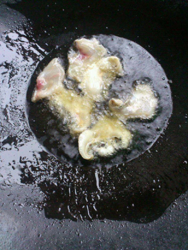 红烧鱼片,先后下热油锅中火煎炸