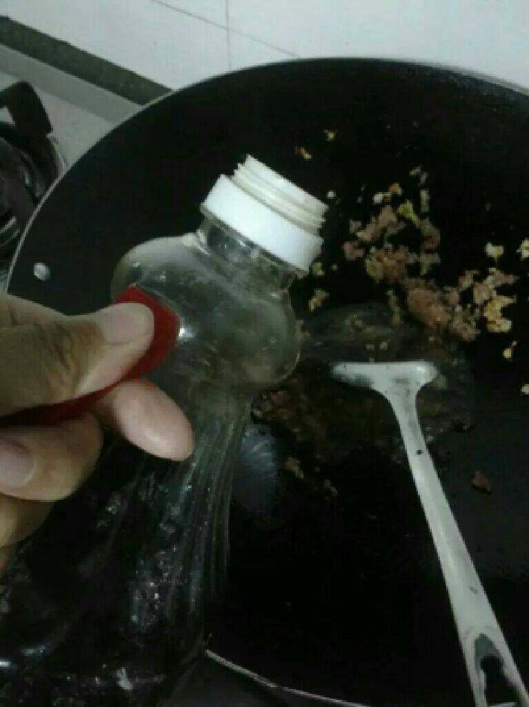 牛肉酱拌面,倒入酱油（原谅图片是晚上拍的手忙脚乱）加一点水煮好