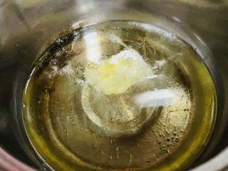 沙拉芥末酱虾球,热油，放入沾上生粉的虾球。