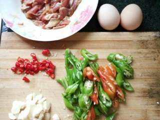 青椒鸡蛋炒肉,准备食材，肉用淀粉生抽腌几分钟