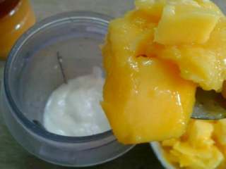 芒果酸奶冰淇淋,酸奶和芒果放入料理机里