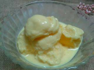 芒果酸奶冰淇淋,成型了。