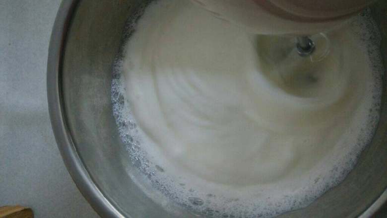 牛奶戚枫蛋糕,再将蛋清打至非常细腻状态，再加入20克砂糖