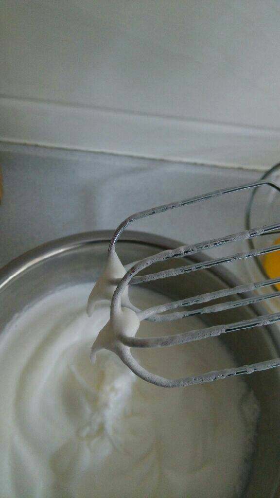 牛奶戚枫蛋糕,再将蛋清打至湿性发泡状态，也就是打蛋器提起蛋清会有一个向下的细长的弯度时，再加入剩下的20克砂糖