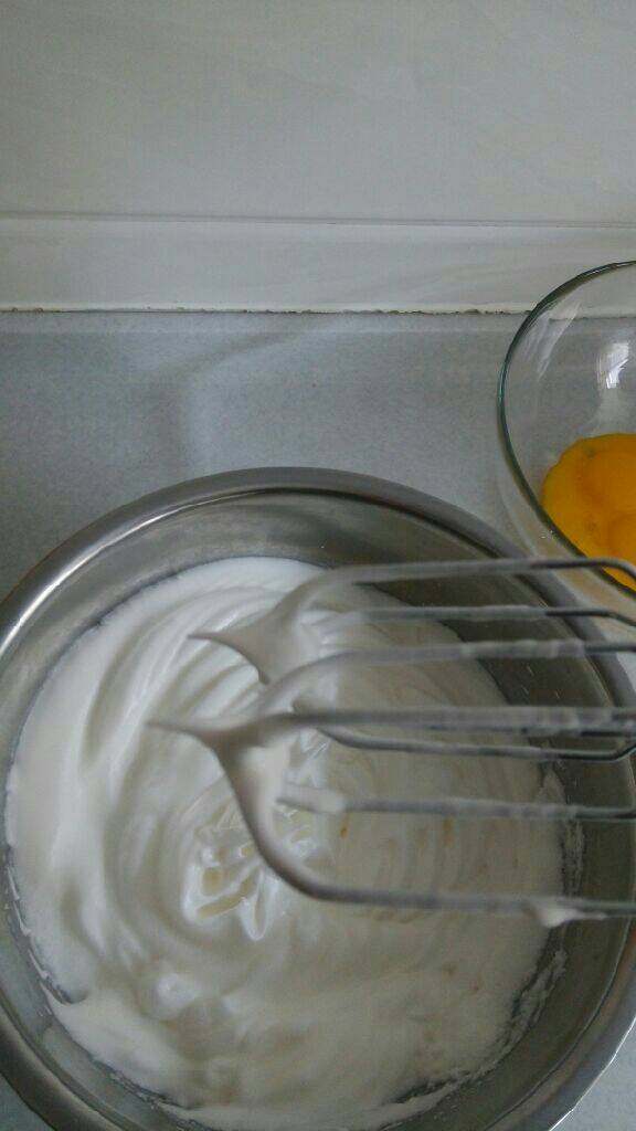 牛奶戚枫蛋糕,将蛋清打至干性发泡，当打蛋器提起会有短小而且直的蛋清，倒置装蛋清的盆不会掉下来就可以了，将打发好的蛋清放入冰箱冷藏，这时我们就弄蛋黄