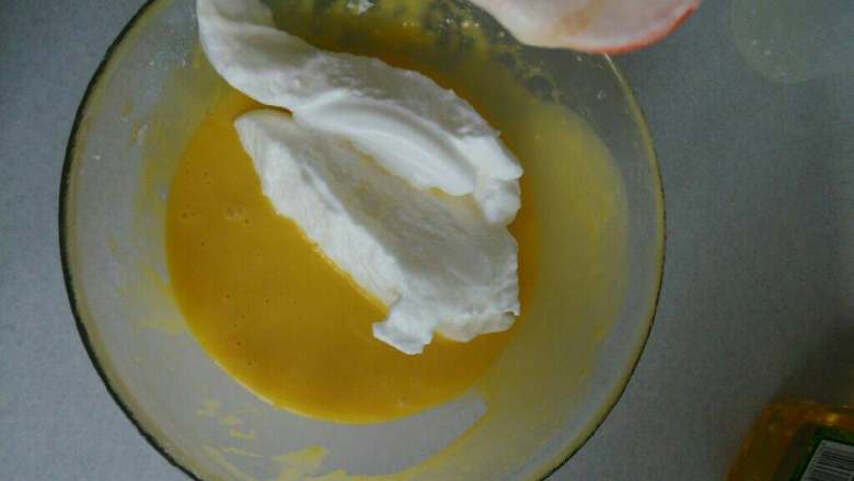 牛奶戚枫蛋糕,取出1/3蛋清加入蛋黄中翻拌均匀
