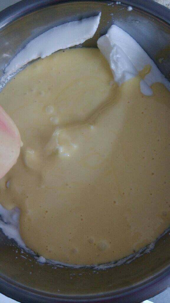 牛奶戚枫蛋糕,翻拌好后加入蛋清中，上下快速翻拌均匀