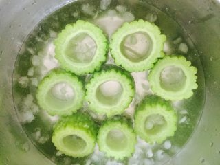 苦瓜酿,捞起后放入冰水中冰镇，可以让瓜色保持绿色.