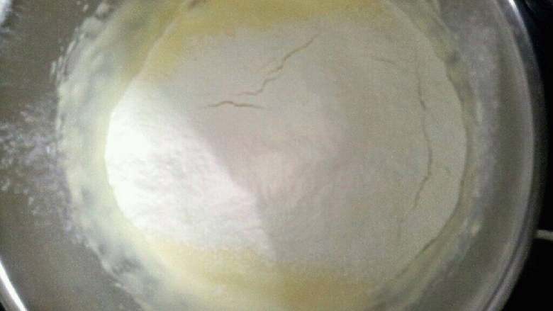 清柠蛋糕,筛入低粉和泡打粉，加入混合好的色拉油，拌匀