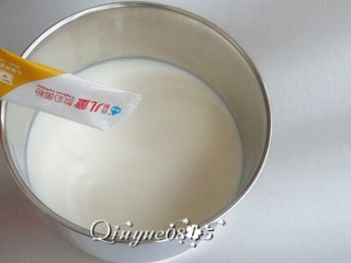 奥利奥酸奶盆景,把牛奶倒入清洗消毒过的钢胆中，再放入菌粉充分搅匀